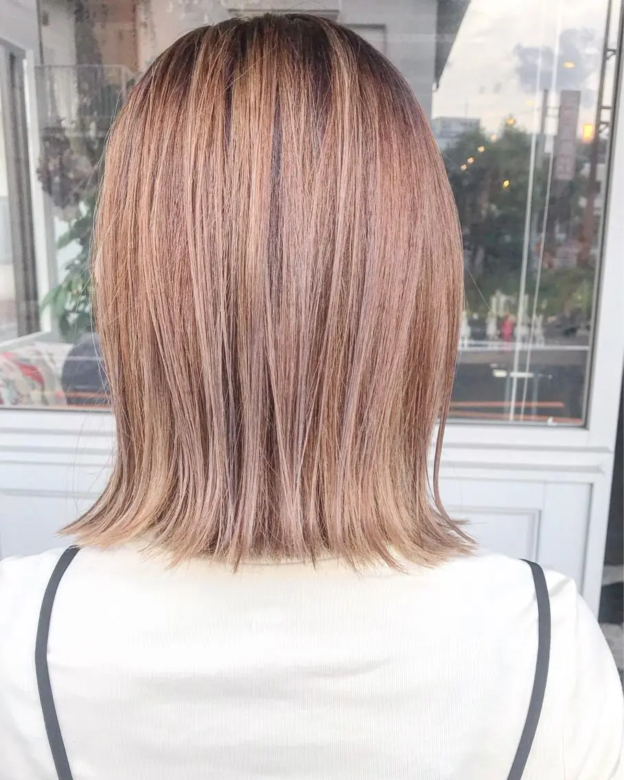 ミディアム カラー ヘアアレンジ お団子ヘア 切りっぱなしボブ バレイヤージュ ブリーチ デザインカラー Mariana/ 鶴原-ハイライトのヘアスタイル