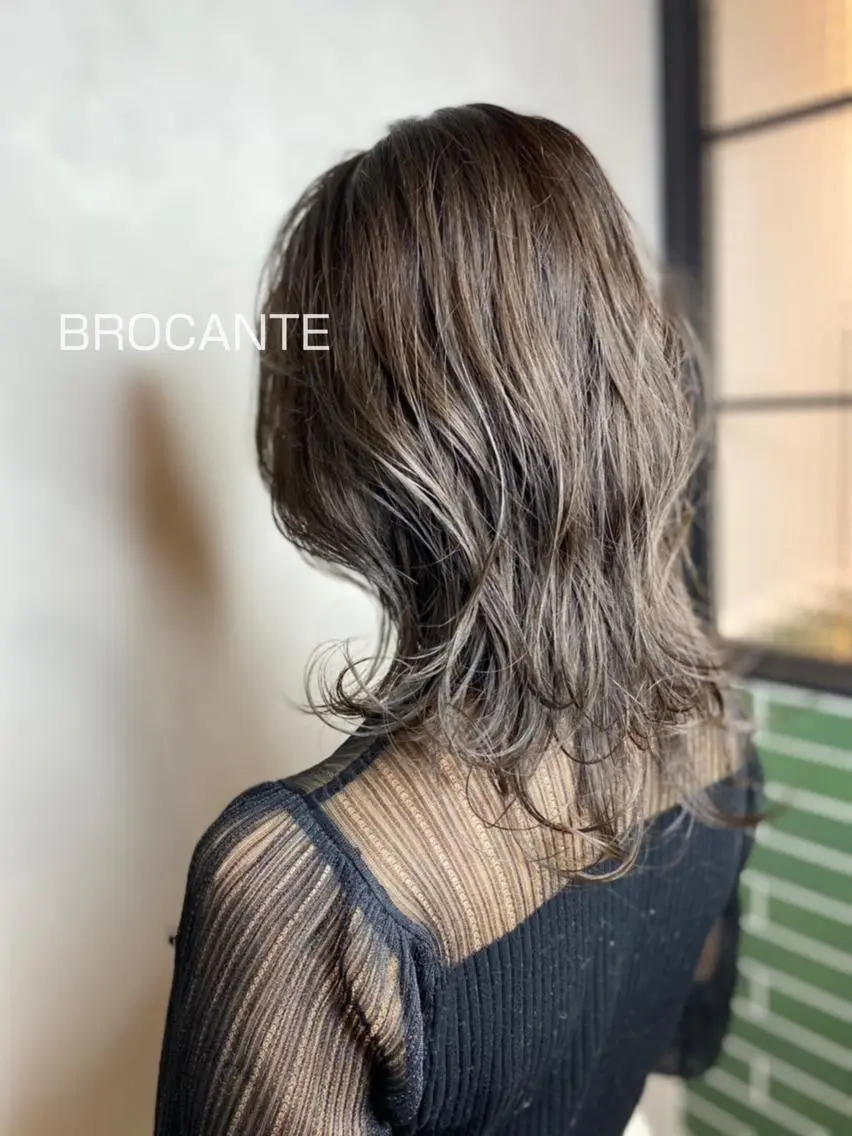 セミロング カラー 透明感カラー シルバー くびれヘア レイヤーカット カット ヘアカラー トリートメント BROCANTE立川 karasawa.nのヘアスタイル