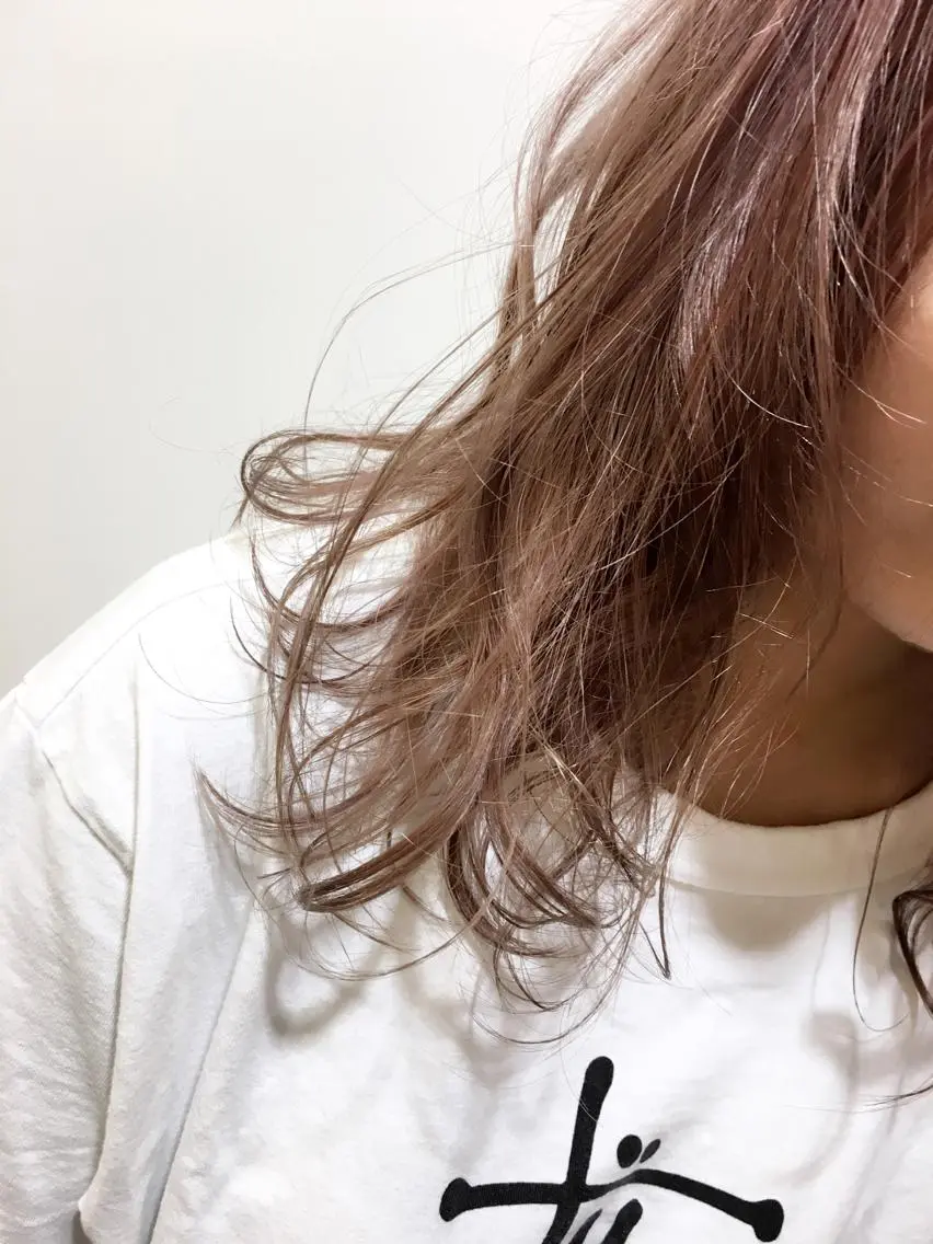 ミディアム カラー ブリーチ 透明感カラー ピンクカラー 海外風レイヤーカット 👑店長 平松 由のヘアスタイル