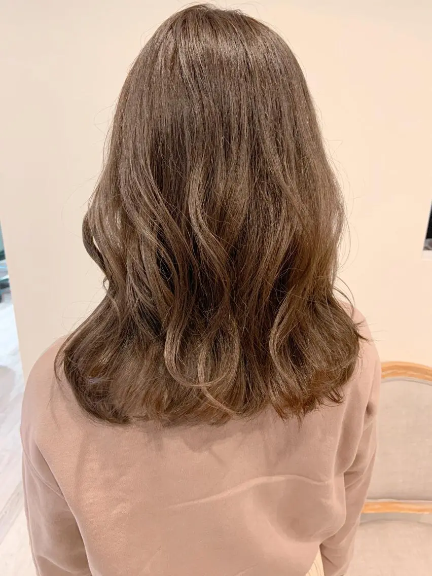 セミロング カラー ヘアアレンジ ベージュカラー イルミナカラー ミルクティーベージュ 韓国hair🦋 Nanaのヘアスタイル
