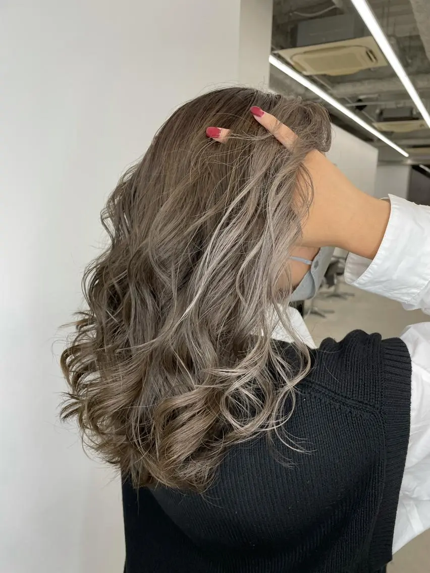 カラー ミストバング  フェイスフレーミング 岡留 愛美のヘアスタイル