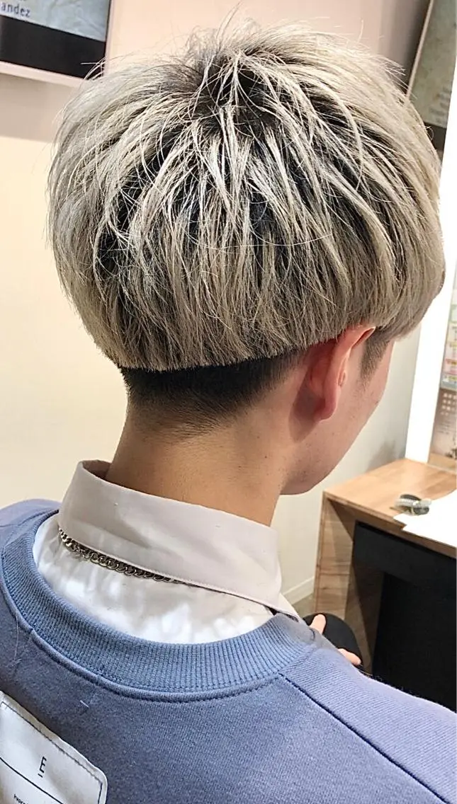 ショート カラー ブリーチ メンズヘア特化 崎田 成人のヘアスタイル