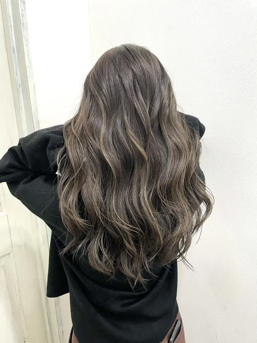 セミロング 白いハイライト🤍 タナカリョウスケのヘアスタイル