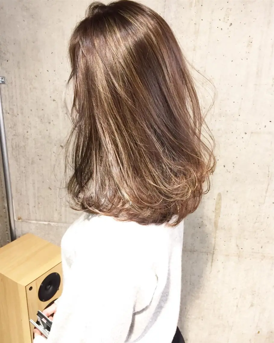 セミロング カラー パーマ ヘアアレンジ メンズ キッズ ネイル マツエク・マツパ メンズハイライト メンズハイトーン グラデーションカラー グレージュ ハイライトカラー カット ヘアカラー トリートメント ヘッドスパ 顔まわりレイヤー× 韓国ヘアオタベシンヤのヘアスタイル