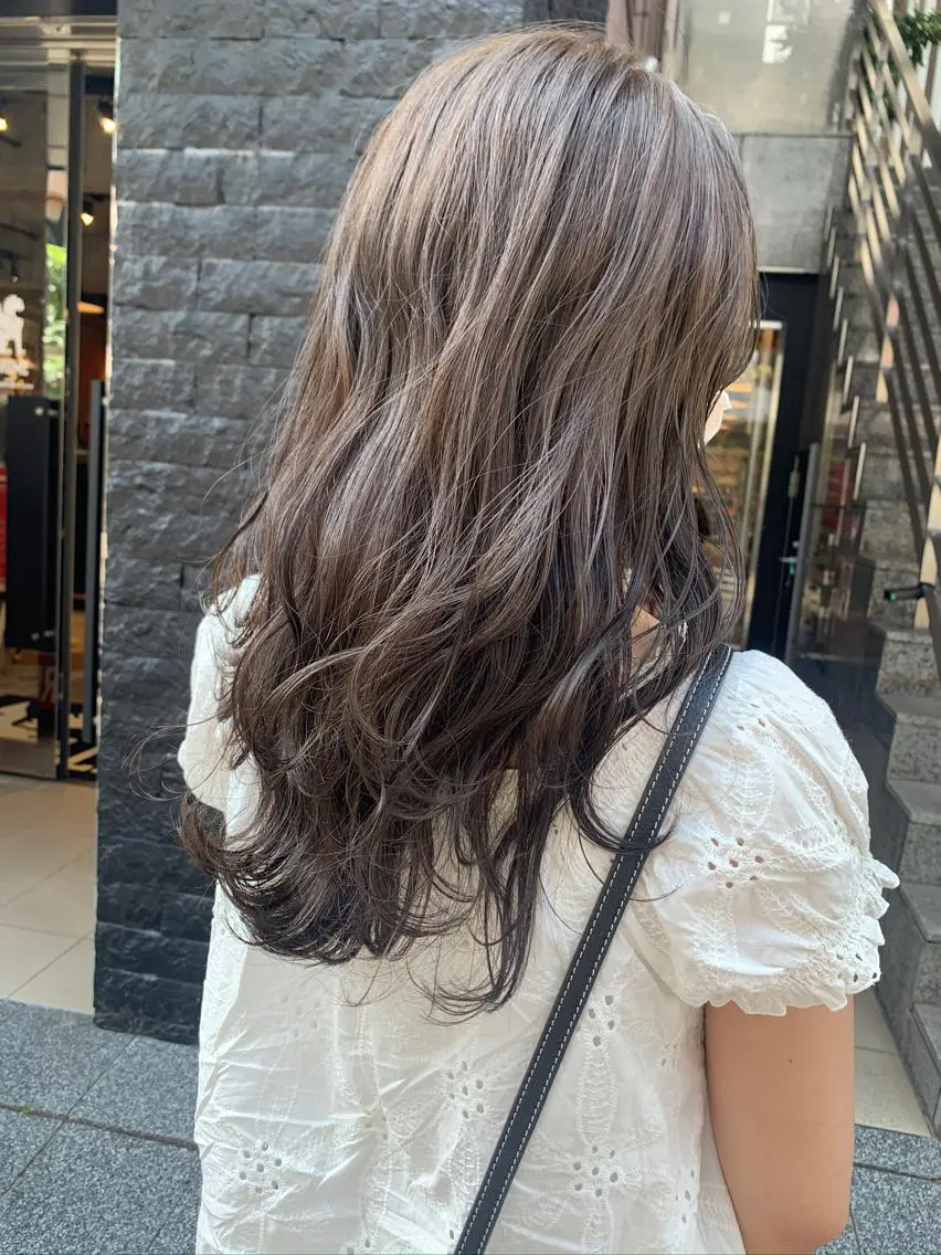 セミロング カラー ネイル ハイトーンボブ 前田 表参道　グレージュのヘアスタイル