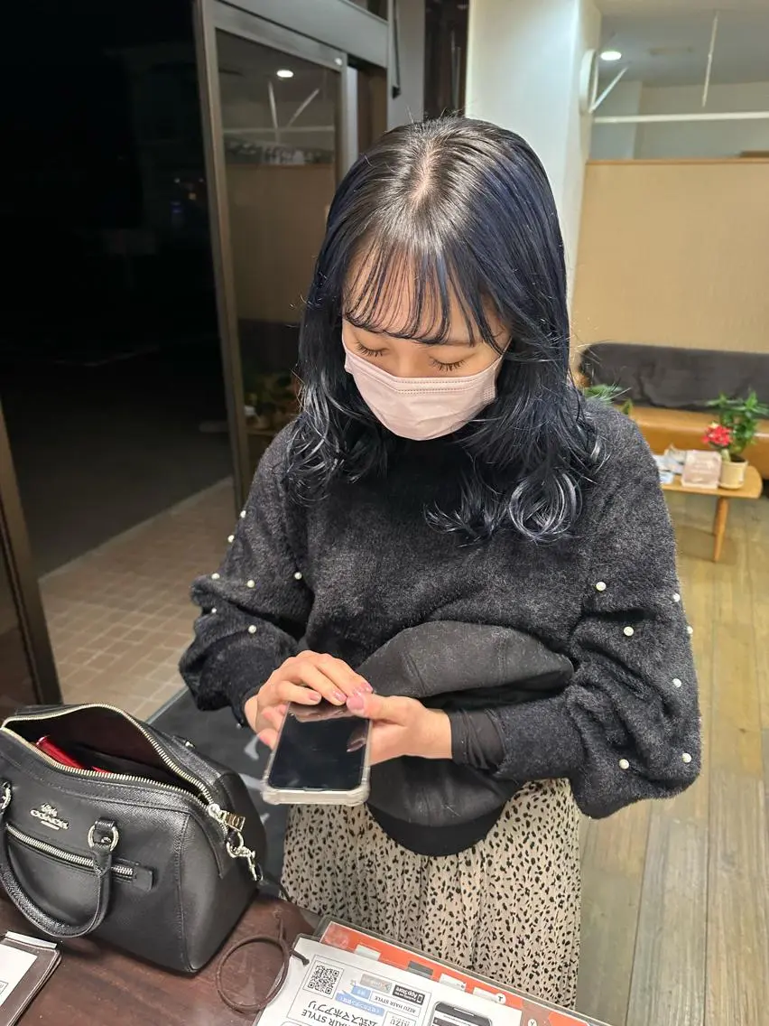 ミディアム カラー 黒髪 ブルーカラー ブルーブラック カット ヘアカラー トリートメント ブリーチカラー🫧 森　凪沙のヘアスタイル
