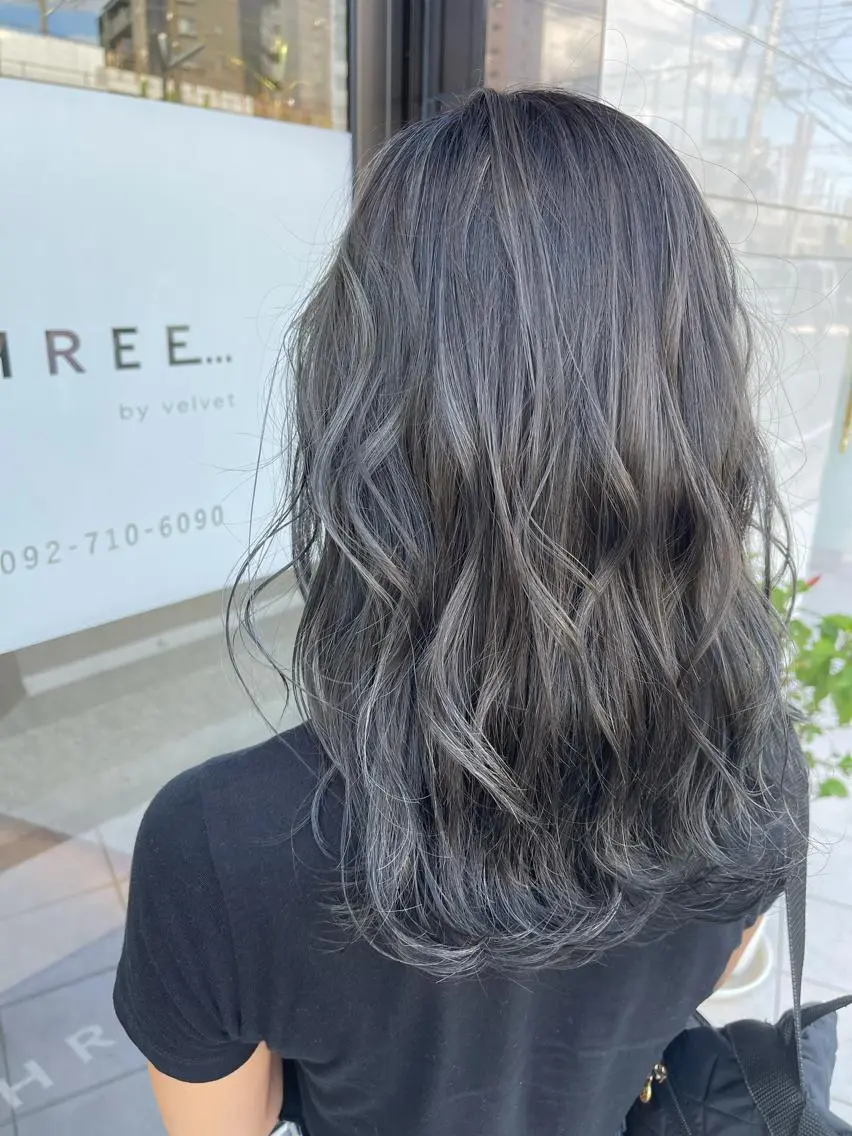 ミディアム カラー ハイライトカラー シルバー ハイライト ダブルカラー /まつ毛パーマ🎀のヘアスタイル