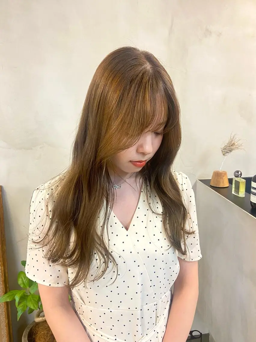 ミディアム カラー ベージュカラー ブリーチ ブリーチなしカラー オリーブベージュ ヘアカラー トリートメント mana／オリーブ ／髪質改善／レイヤーのヘアスタイル