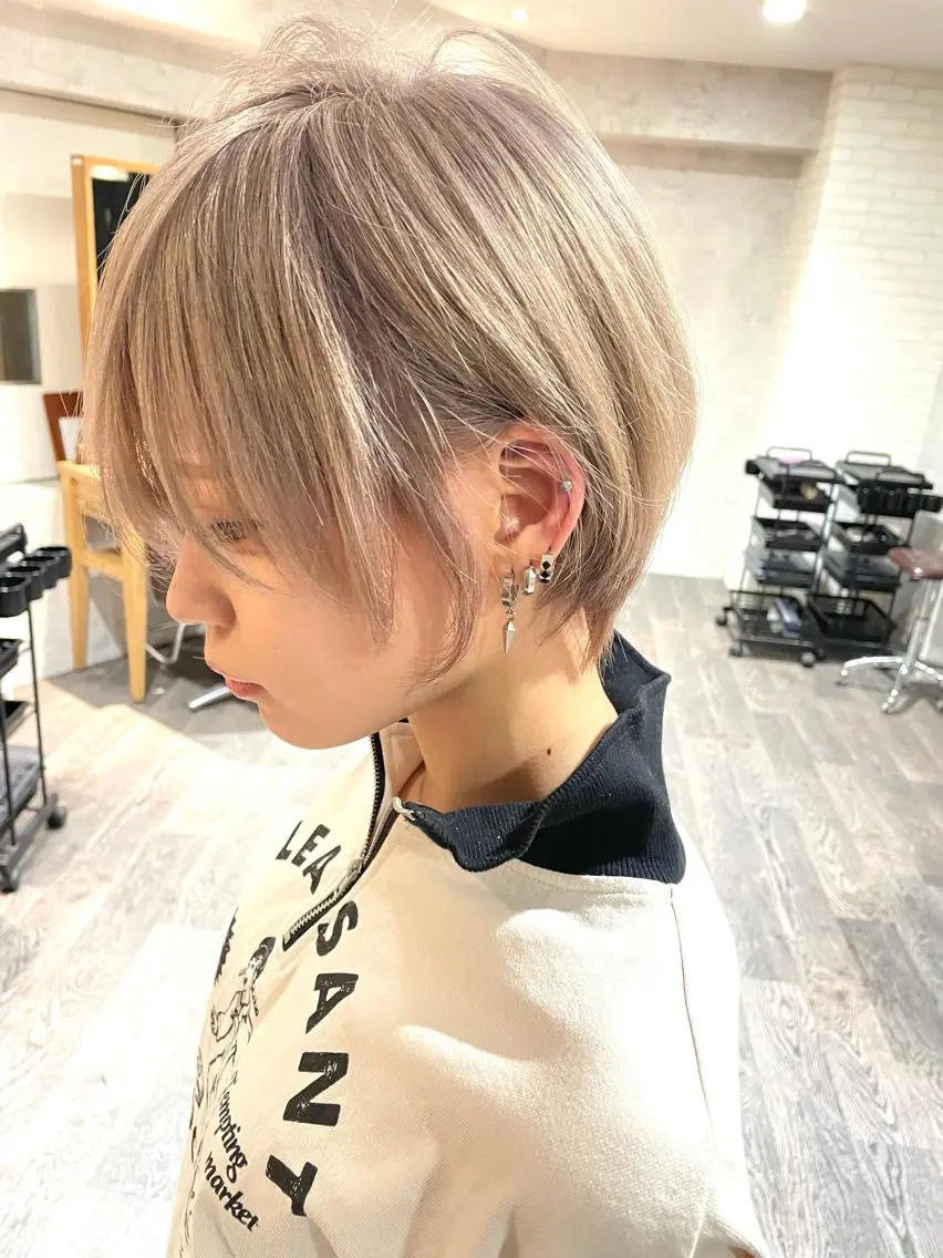 ショート カラー 丸みショート ベージュカラー ブリーチ ペールベージュ ショートヘア ヘアカラー トリートメント レイヤー/ウルフ ハイトーンhiroのヘアスタイル
