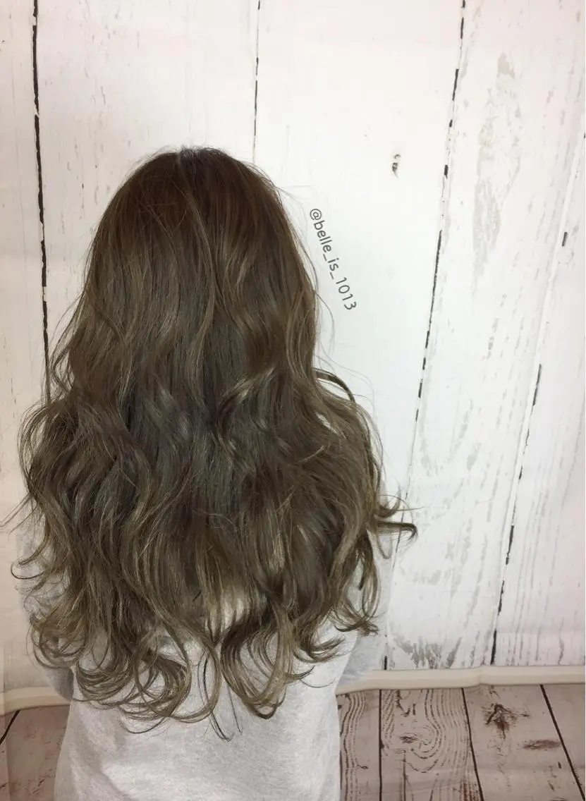 ロング アッシュ ハイライト 韓国レイヤー外国人風 透明感カラー髪質改善のヘアスタイル