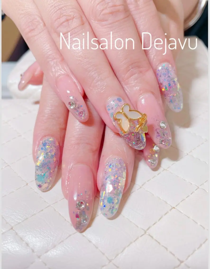 ネイル アートネイル ジェルネイル ラメ(グリッター) ストーンネイル Nail salon Dejavu 🌿のネイルデザイン