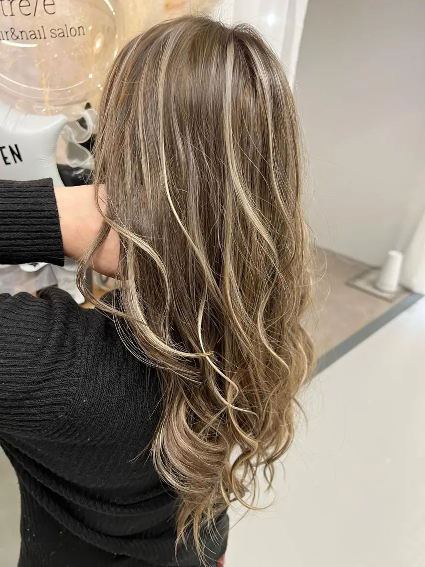 ロング カラー ヘアアレンジ アッシュ アッシュグレー バレイヤージュ ベージュカラー グラデーションカラー ヘアカラー 橋本 昇平のヘアスタイル
