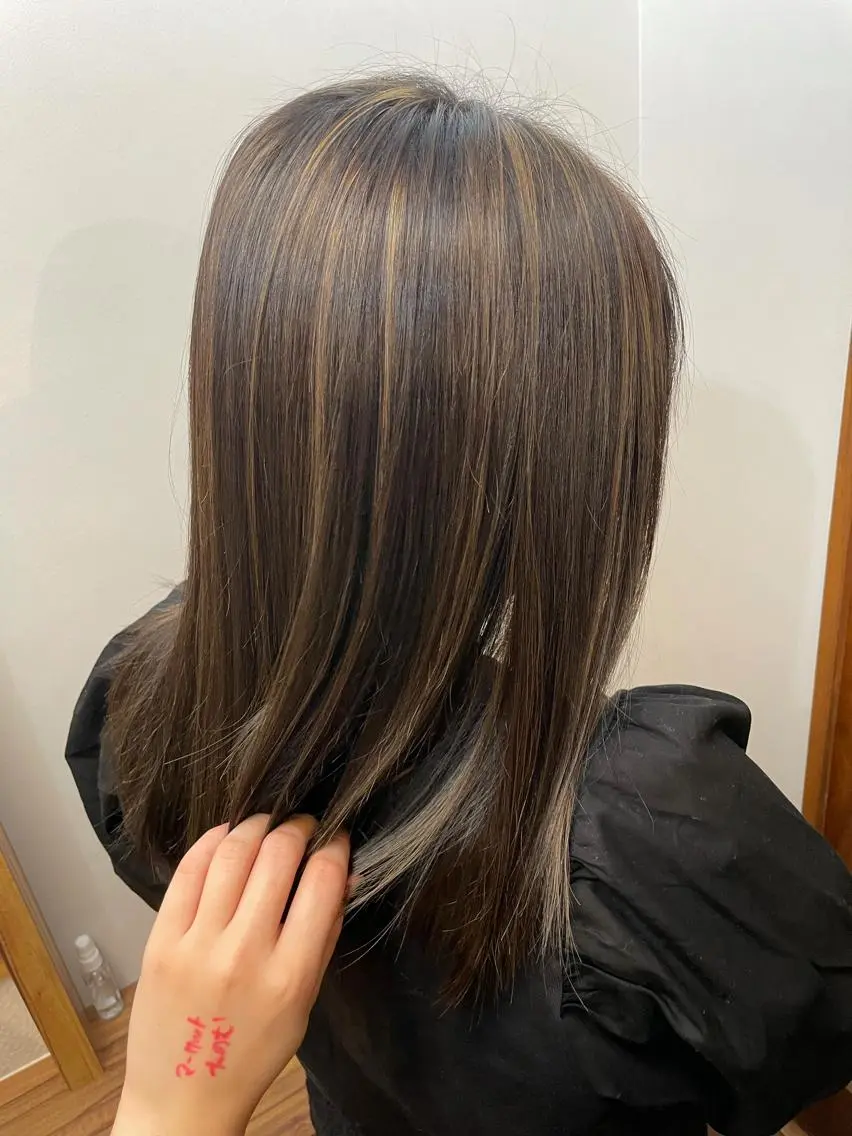 ロング ハイライト 杉原 向日梨のヘアスタイル