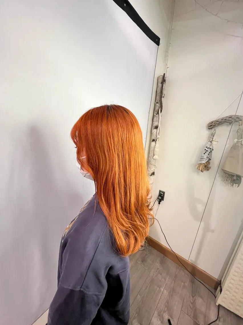 ロング カラー オレンジ 💖しの💖韓国ヘア レイヤーカットのヘアスタイル