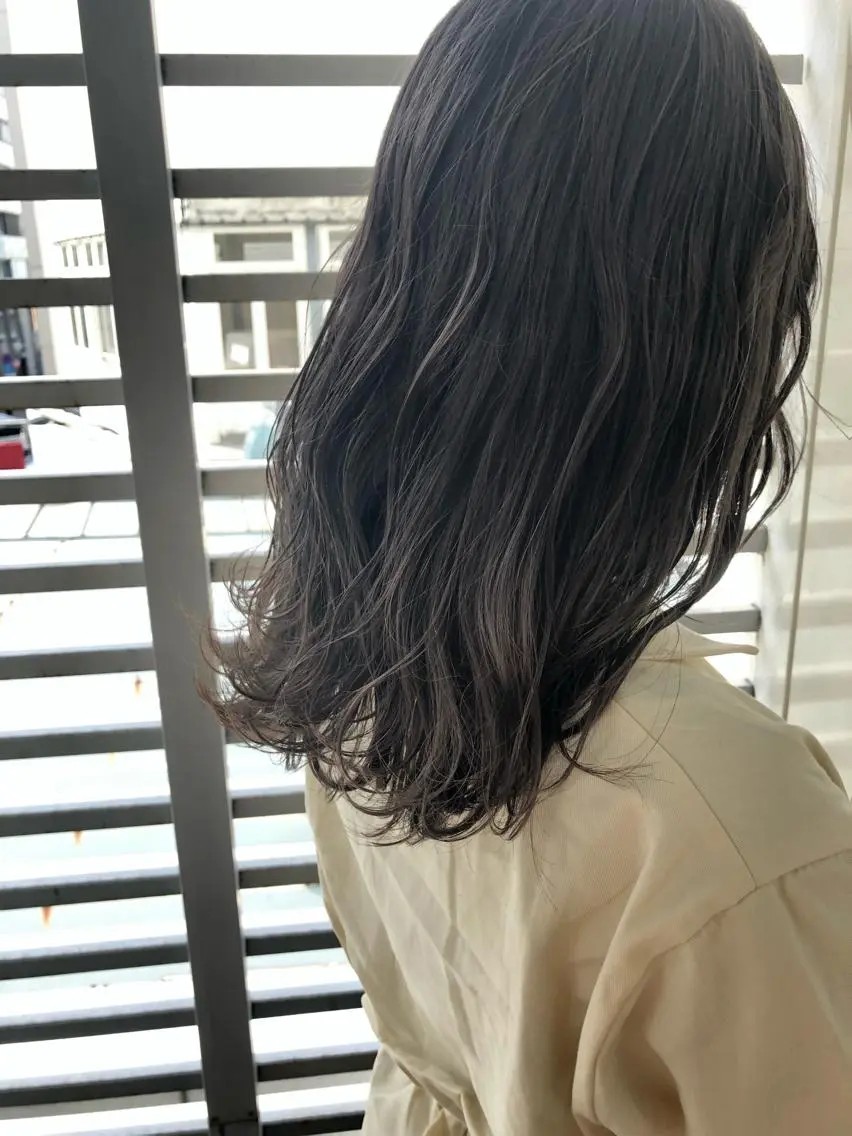 セミロング カラー アッシュ アッシュグレー アッシュグレージュ ブリーチ グレージュ 荒木 康太のヘアスタイル