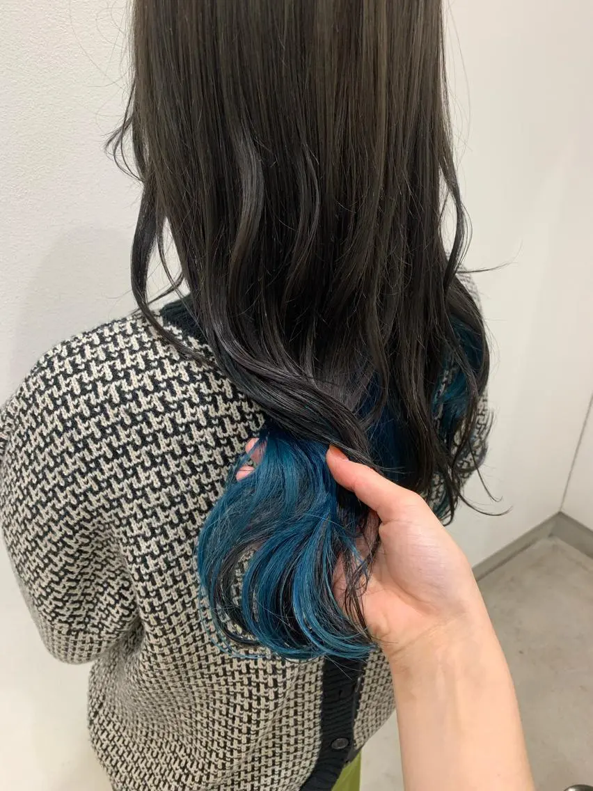 ロング ヘアカラー 長山 茉白のヘアスタイル