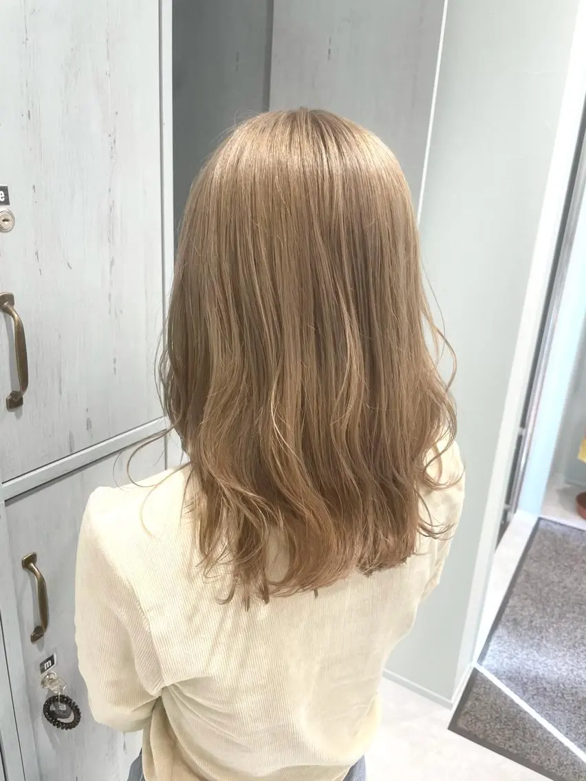 セミロング カラー ベージュカラー ブリーチ ケアブリーチ ミルクティーベージュ 田島 仁美のヘアスタイル