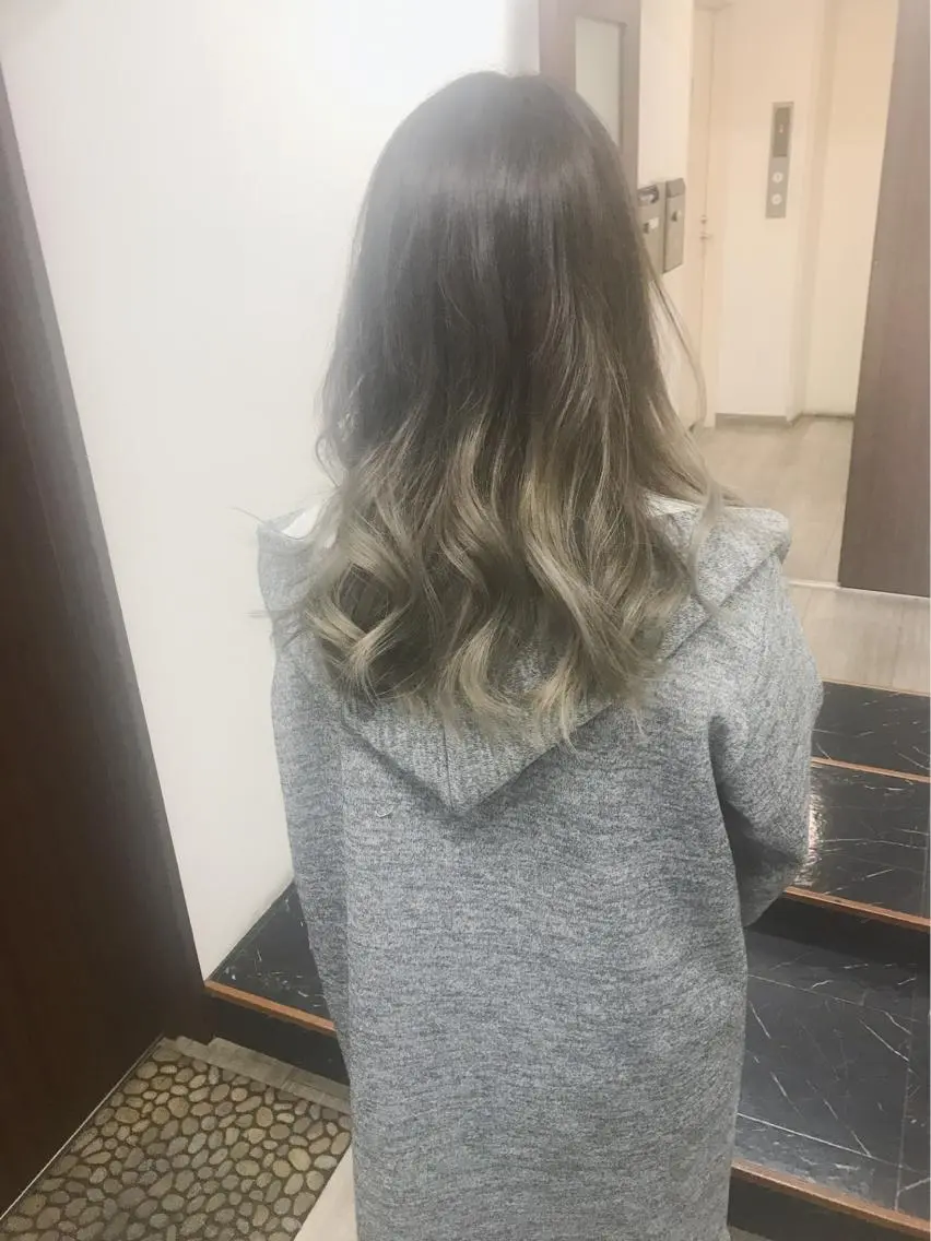 ロング カラー グラデーションカラー ヤナ マネージャーのヘアスタイル