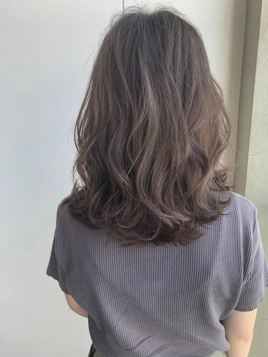 ミディアム カラー グレージュ ハイライトカラー ラベンダーカラー ラベンダーグレージュ ラベンダーグレー カット ヘアカラー トリートメント Beach 代表 KENTAのヘアスタイル