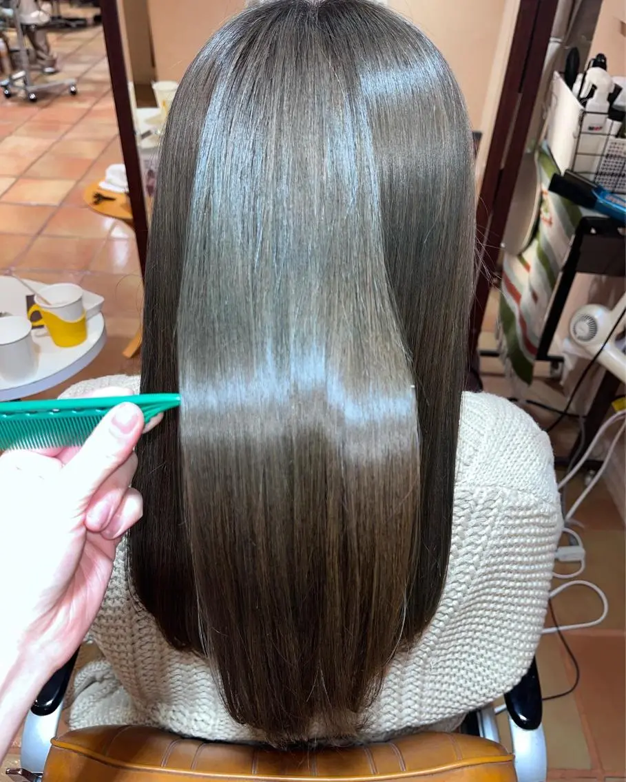 ロング カラー ベージュカラー オリーブベージュ 縮毛矯正 遠藤 乙夏のヘアスタイル