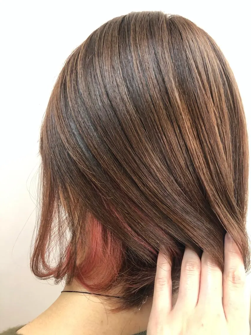 ミディアム カラー ブラウンカラー インナーカラー ピンクカラー ピンクブラウン 小顔レイヤー/ ベージュ🤍Rieのヘアスタイル