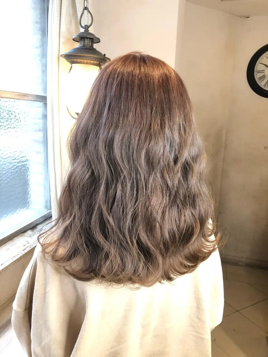 セミロング カラー ベージュカラー ミルクティーベージュ ヘアカラー 吉村 絢乃のヘアスタイル