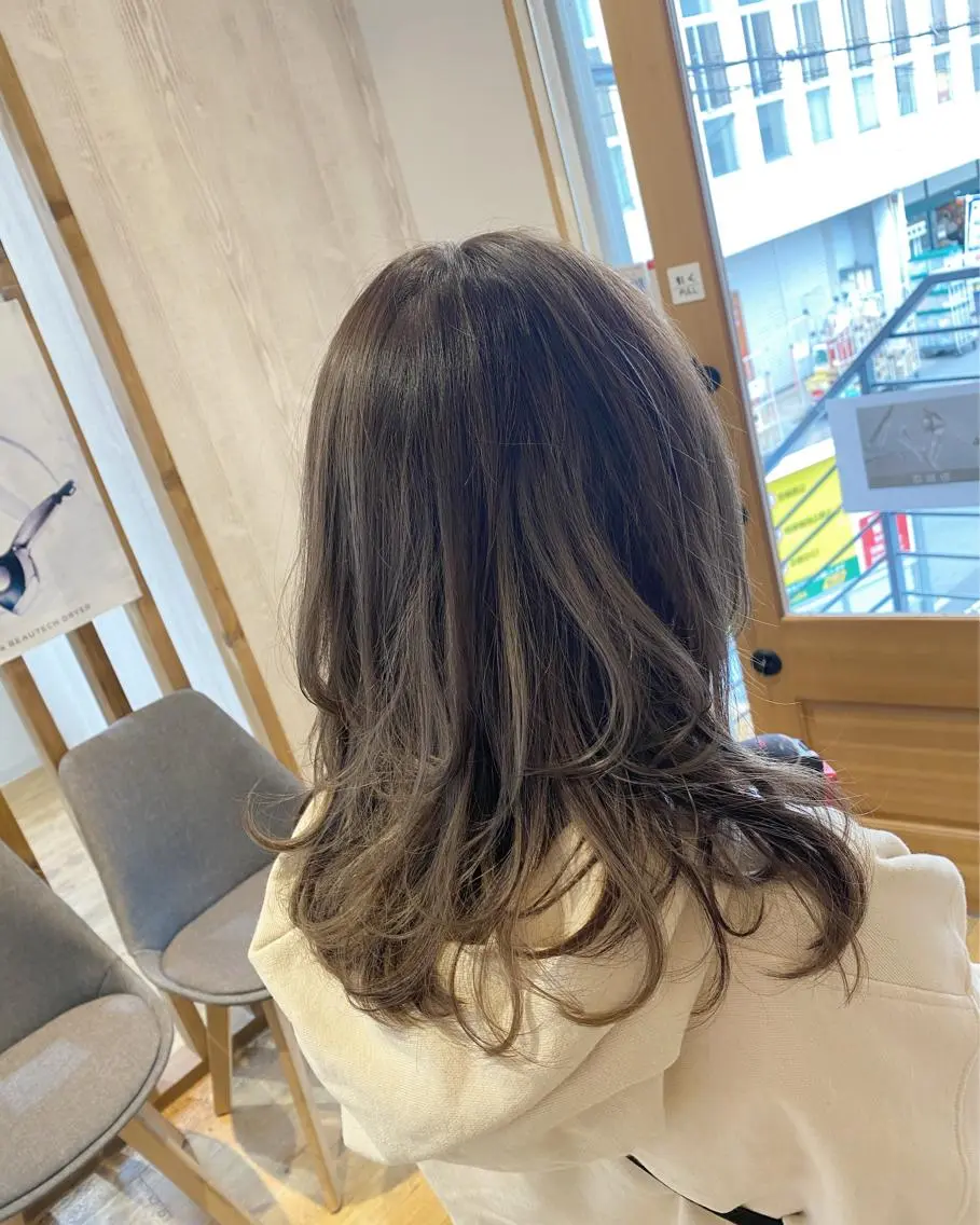 セミロング カラー グラデーションカラー グレージュ レイヤーカット カット ヘアカラー トリートメント Kazu .Kのヘアスタイル
