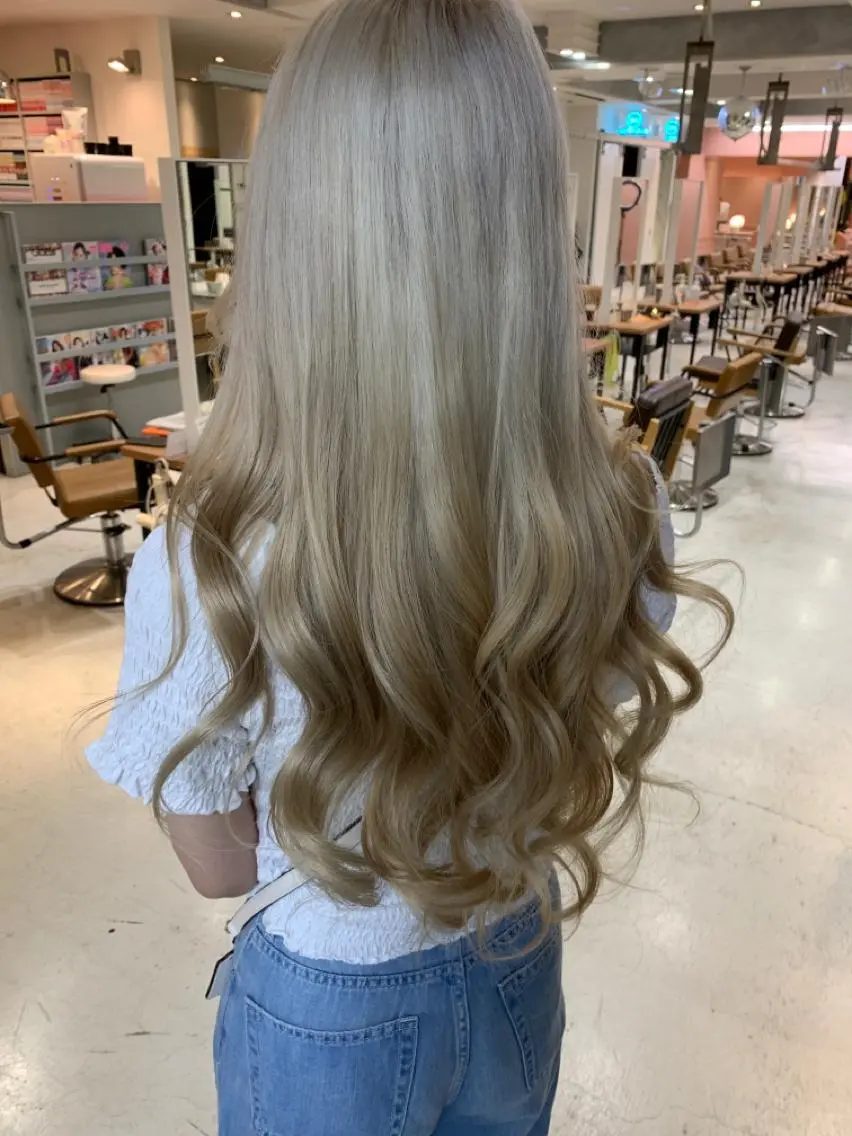 ロング カラー ブロンド LUXBE LUCEのヘアスタイル