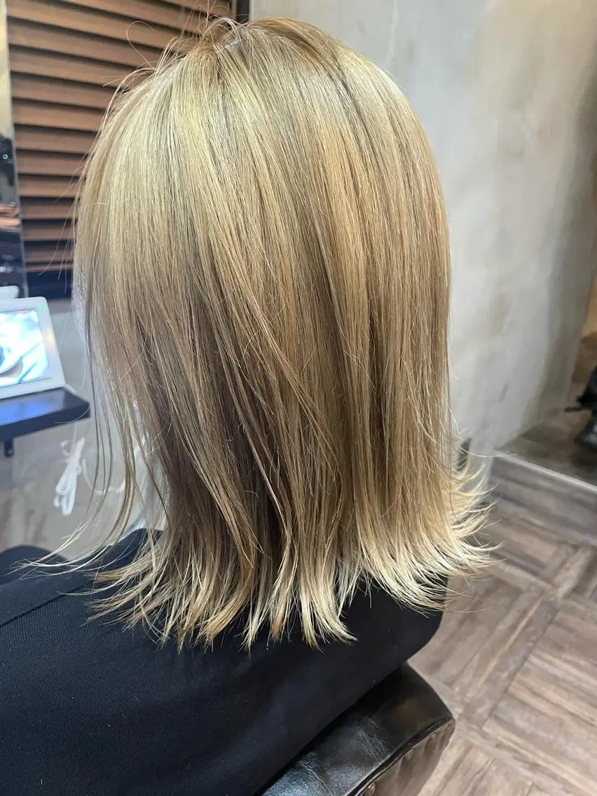 ミディアム カラー バレイヤージュ ブリーチ ブロンド レイヤーカット カット ヘアカラー トリートメント La fith 店長 城谷颯人のヘアスタイル