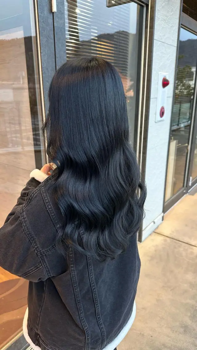 ロング カラー 黒髪 ブルーカラー ブルーブラック ヘアカラー トリートメント 鵜飼 真伍のヘアスタイル