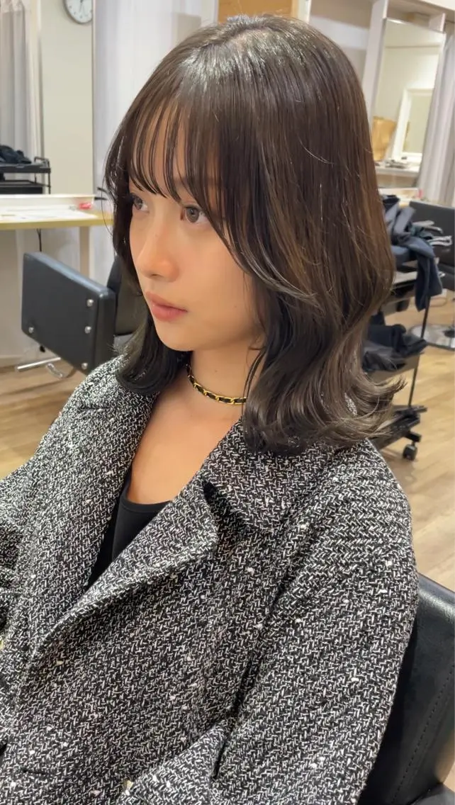 ミディアム カラー アッシュ 黒髪 ブリーチ ブルーカラー ブルーブラック トリートメント オリーブカラー 特化　　kaiのヘアスタイル