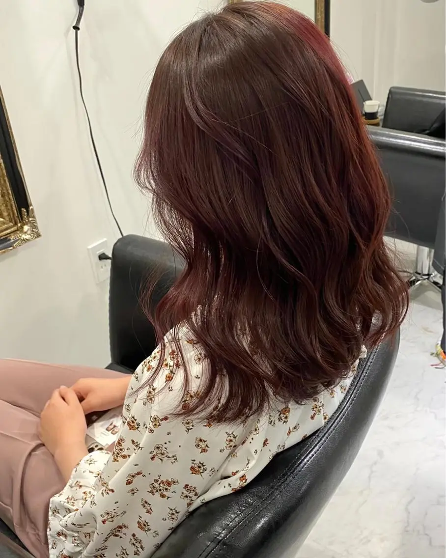 セミロング カラー ブラウンカラー レッドカラー レッドブラウン 稲垣 優奈のヘアスタイル