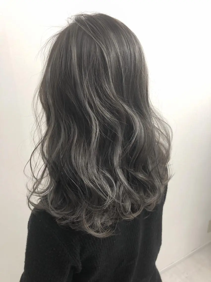 セミロング カラー グレージュ ハイライトカラー 3Dハイライト ハイライト biscohair 髪にドラマを。のヘアスタイル