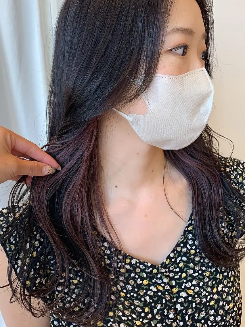 セミロング カラー インナーカラー ピンクカラー ピンクパープル パープルカラー 比嘉 千咲のヘアスタイル