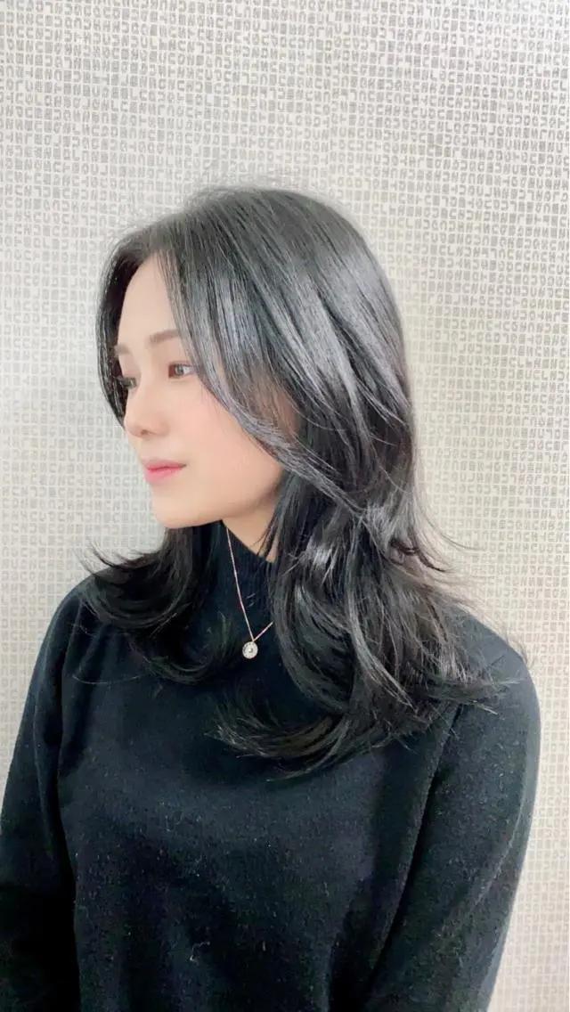 セミロング カラー パーマ 顔まわりレイヤー 韓国風ヘア レイヤーカット パーマ/レイヤー 🐯ヒョウガ🐯のヘアスタイル