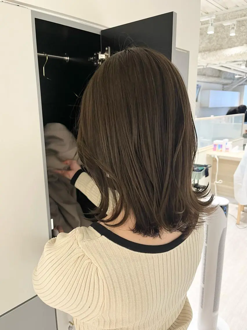 ミディアム カラー ベージュカラー オリーブベージュ オリーブカラー ボブ 外ハネヘア LOVEST Rihoのヘアスタイル