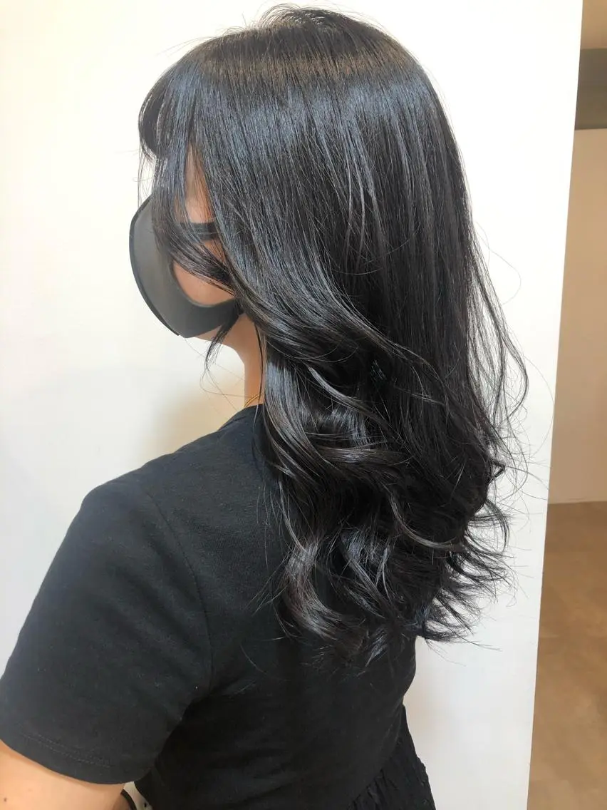 カラー 黒髪 ブルーカラー ブルーブラック 大迫 江梨のヘアスタイル