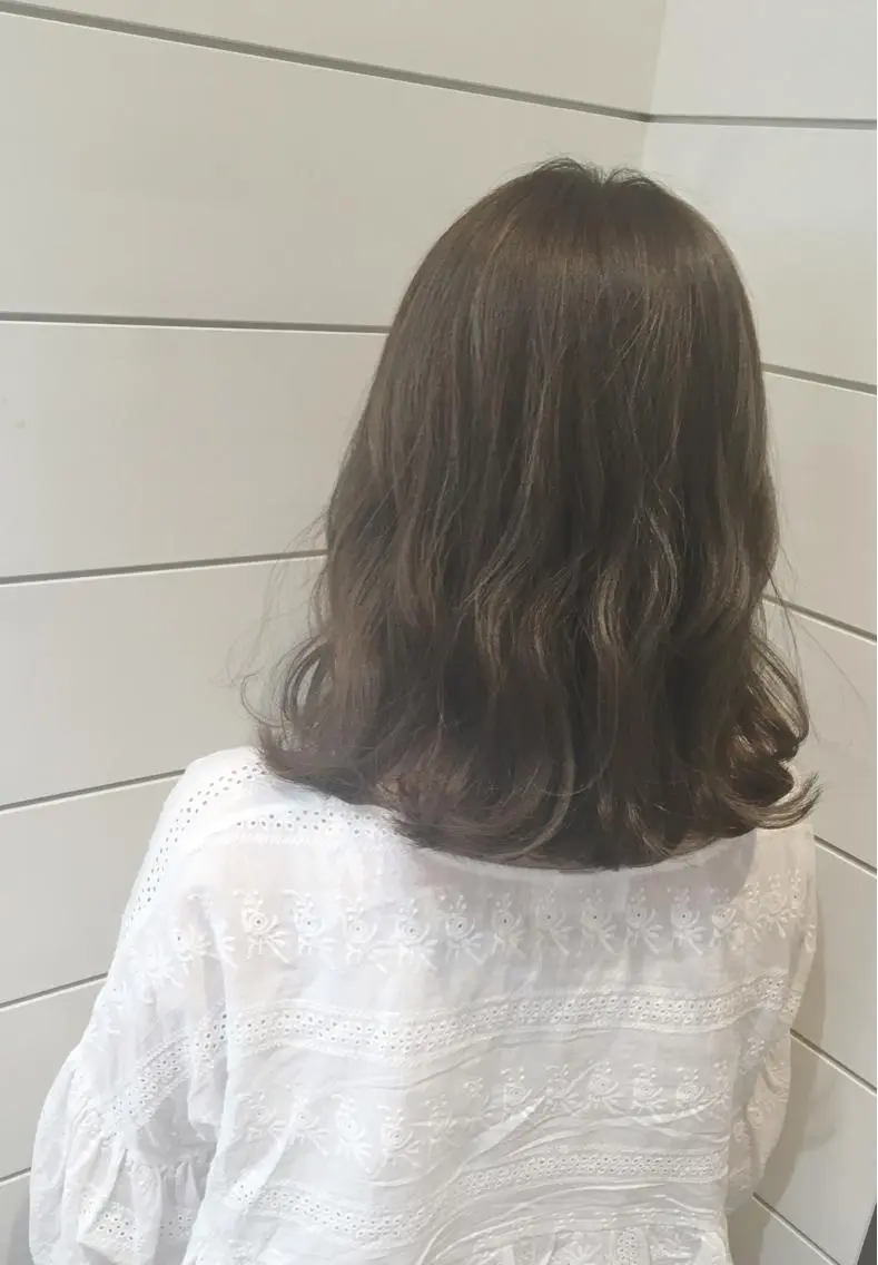 ミディアム カラー アッシュ アッシュグレー ハイライトカラー ハイライト 🍊新宿南口🍊 ERINAのヘアスタイル