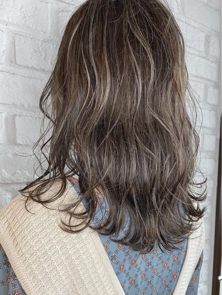 ミディアム カラー ヘアアレンジ グレージュ ハイライトカラー ハイライト 🫧うる艶ヘアー🫧 Yukaのヘアスタイル