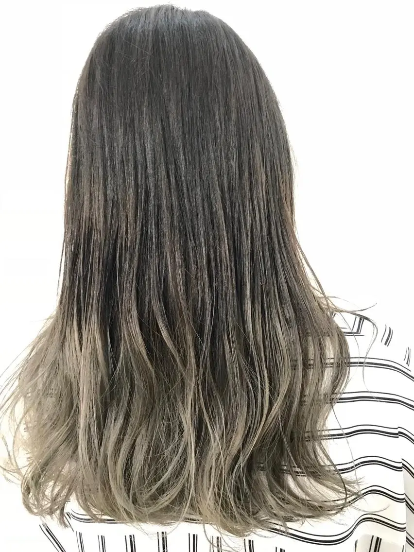 セミロング カラー レイヤーカット 西村あきやのヘアスタイル