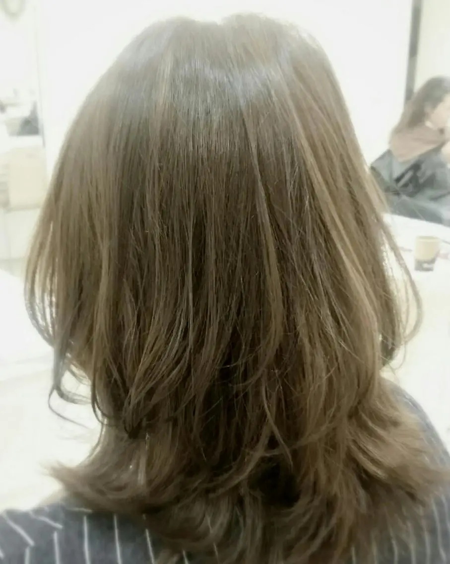 ミディアム カラー アッシュ アッシュグレー ハイライトカラー イルミナカラー ハイライト 須賀 一美のヘアスタイル