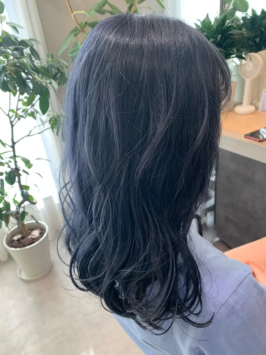 セミロング カラー ブリーチ ブルーカラー ネイビーカラー カット ヘアカラー トリートメント hubhair レイヤー/透明感のヘアスタイル