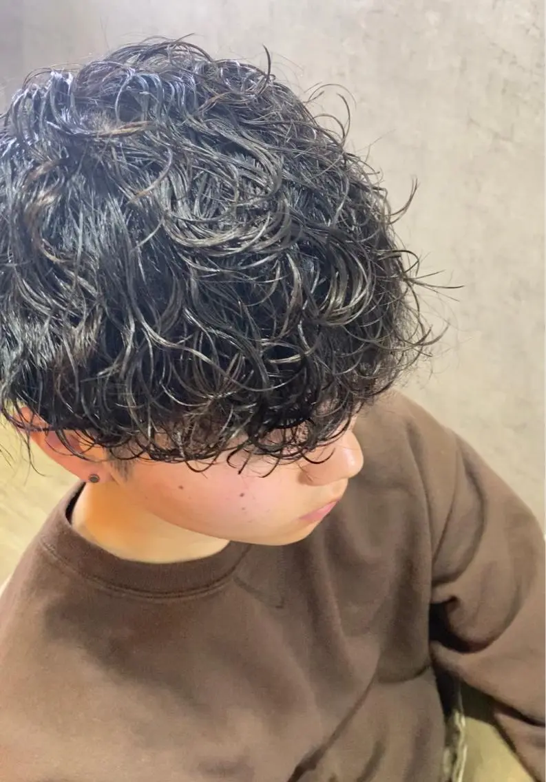 ショート パーマ メンズ メンズパーマ 波巻きパーマ 神谷 凪のヘアスタイル