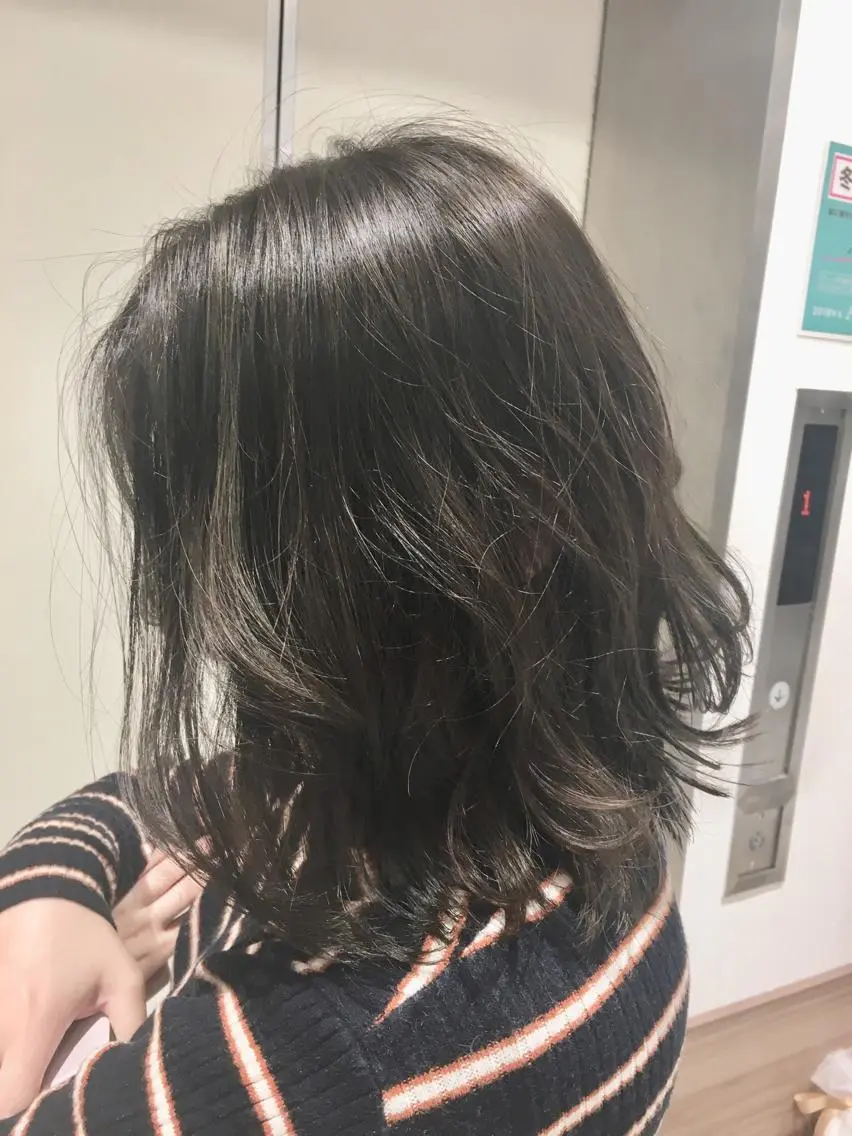 ミディアム カラー グレージュ 店長 小池アキトのヘアスタイル