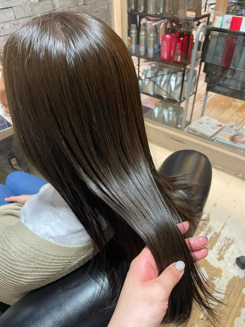 ロング アッシュ 山岸 朱里のヘアスタイル