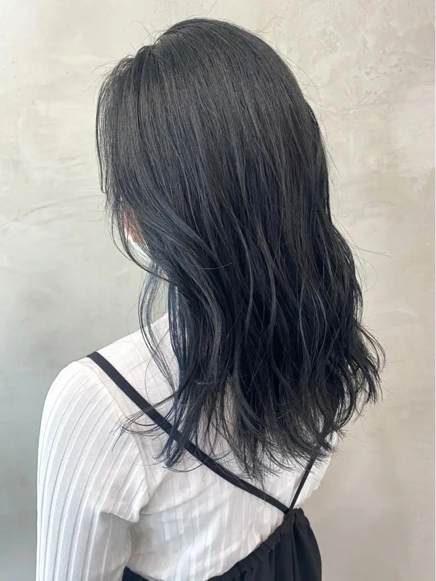 セミロング カラー 黒髪 ブリーチ ブルーカラー ブルーブラック ブリーチなしカラー ヘアカラー トリートメント 🫧透明感カラー🫧 OIKAWAのヘアスタイル