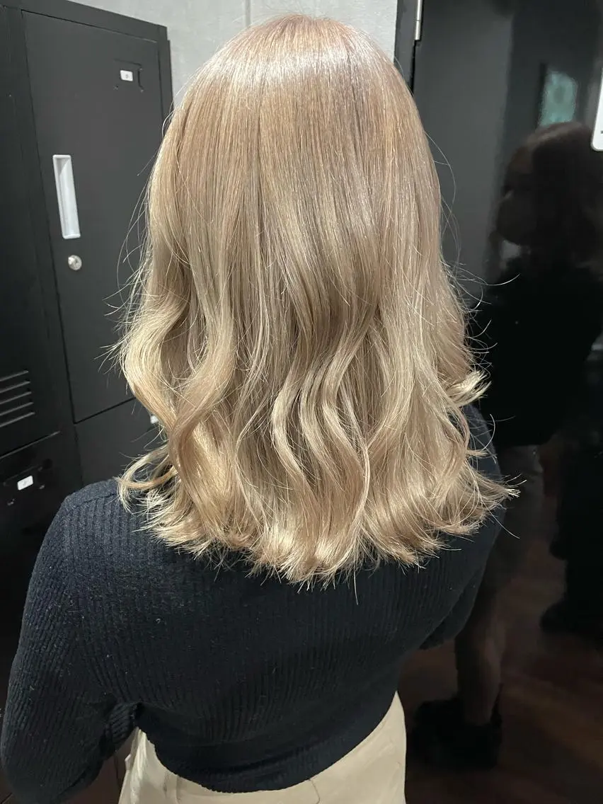 ミディアム カラー カット ヘアカラー トリートメント 井本翔太.髪質改善. ベージュ.グレージュのヘアスタイル
