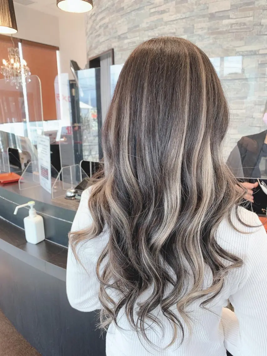 ロング エクステ ハイライト タカハシ ヨシヒトのヘアスタイル