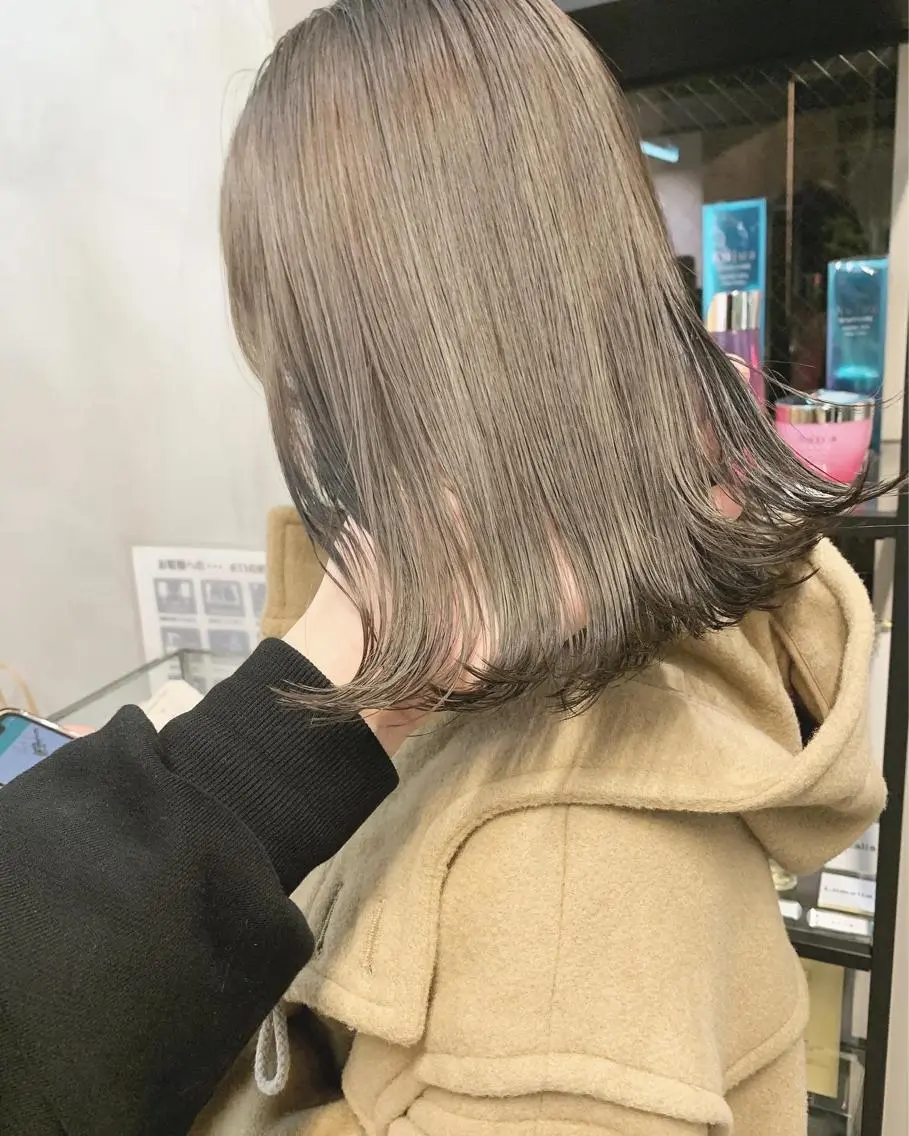 ミディアム カラー ネイル ハイトーンボブ 前田 表参道　グレージュのヘアスタイル