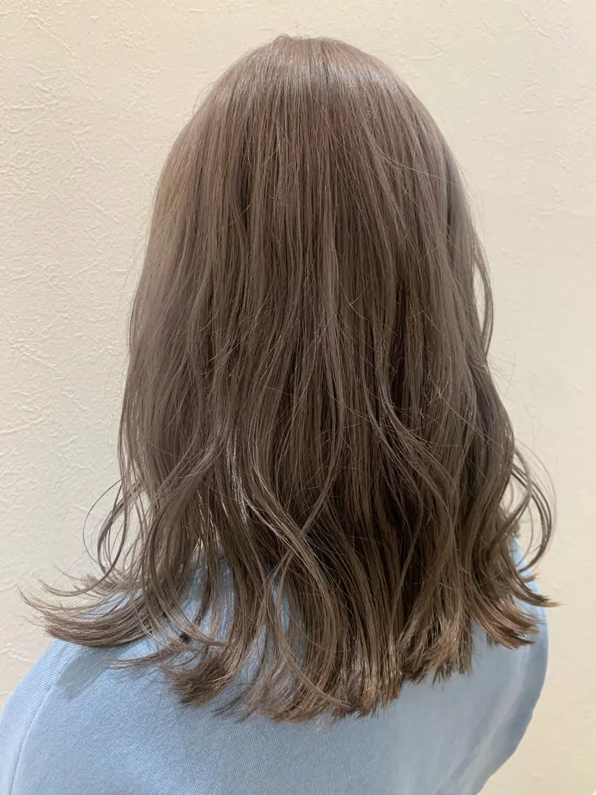 ミディアム カラー ベージュカラー 黒髪 ブリーチ シルバー シルバーベージュ カット ヘアカラー トリートメント hubhair レイヤー/透明感のヘアスタイル